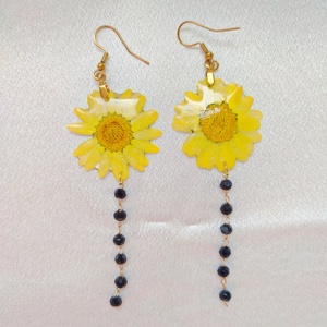 Tavaszi Napsütés - Sárga margarétás műgyanta fülbevaló fekete gyöngyökkel, Ékszer, Fülbevaló, Lógó fülbevaló, Ékszerkészítés, MESKA