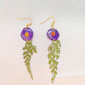 Erdei Varázs - Préselt páfrányos és lila virágos kézműves fülbevaló, Ékszer, Fülbevaló, Lógó fülbevaló, Ékszerkészítés, MESKA
