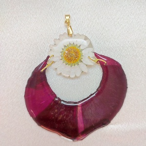 Éjszakai Kert - Hold alakú műgyanta medál fehér margarétával - Meska.hu