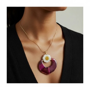 Éjszakai Kert - Hold alakú műgyanta medál fehér margarétával - ékszer - nyaklánc - medálos nyaklánc - Meska.hu