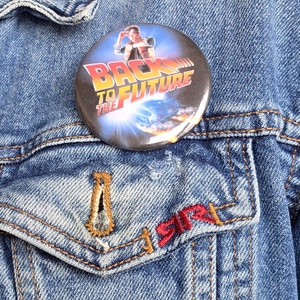 Időutazás a kabátodon! � Vissza a jövőbe kitűző szett (58 mm) - ékszer - kitűző és bross - Meska.hu