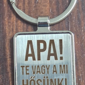 Egyedi gravírozott fém kulcstartó Apák napjára - Apa, Te vagy a mi hősünk! - Kérhető saját szöveggel is, Táska & Tok, Kulcstartó & Táskadísz, Kulcstartó, , MESKA