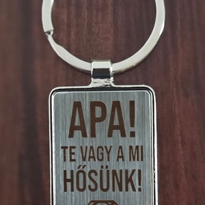 Egyedi gravírozott fém kulcstartó Apák napjára - Apa, Te vagy a mi hősünk! - Kérhető saját szöveggel is - táska & tok - kulcstartó & táskadísz - kulcstartó - Meska.hu