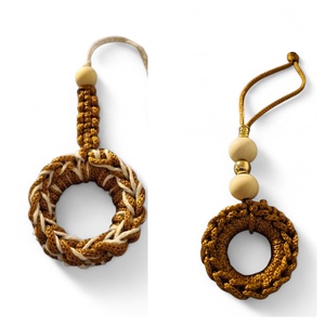 Fakarikára fűzött makramé díszek fagömbökkel arany köztesekkel , Karácsony, Karácsonyi lakásdekoráció, Karácsonyfadíszek, Csomózás, MESKA