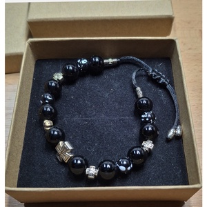 Fekete színű gyöngyökből készült karkötő, állítható hosszúságú. - ékszer - karkötő - gyöngyös karkötő - Meska.hu