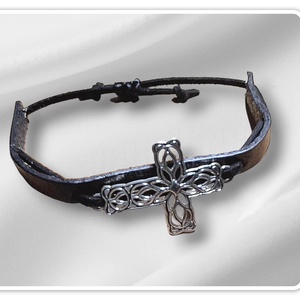 Bőrkarkötő kereszt medállal - ékszer - karkötő - karkötő medállal - Meska.hu