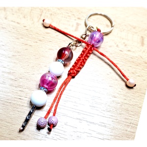 Piros- fehér gyöngyös fonott emberkével kulcstartó , Táska & Tok, Kulcstartó & Táskadísz, Kulcstartó, Csomózás, Gyöngyfűzés, gyöngyhímzés, MESKA
