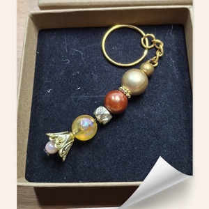 Kulcstartó aranyszínű gyöngyökből és távtartókkal díszítve - Meska.hu