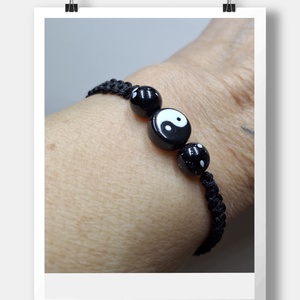 Jing-jang karkötő fekete zsinórral  - ékszer - karkötő - fonott karkötő - Meska.hu