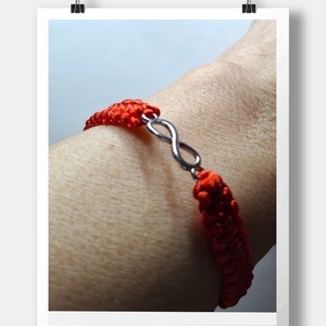 Végtelen szeretet medállal készült karkötő  - ékszer - karkötő - fonott karkötő - Meska.hu