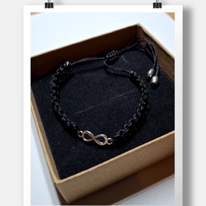 Végtelen szeretet karkötő fekete színű zsinórral fonva - ékszer - karkötő - fonott karkötő - Meska.hu