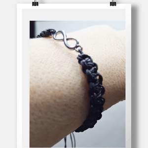 Végtelen szeretet karkötő fekete színű zsinórral fonva - ékszer - karkötő - fonott karkötő - Meska.hu