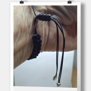 Végtelen szeretet karkötő fekete színű zsinórral fonva - ékszer - karkötő - fonott karkötő - Meska.hu