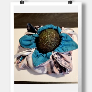 Dekoratív színes mintás szütyők ajándék ötlet - kellékek & szerszámok - ékszerkellék - medáltartó, medálkapocs - Meska.hu