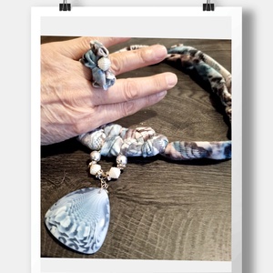 Bohém textil nyaklánc kagyló medállal � egyedi, kézzel készült ékszer gyűrűvel, Ékszer, Nyaklánc, Medálos nyaklánc, Csomózás, MESKA