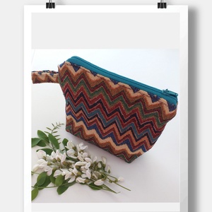 Cikk-cakk mintázatú anyagból készült kézműves neszeszer  - Meska.hu