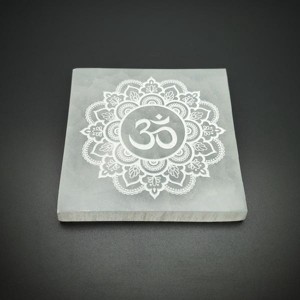 Szelenit négyzet díszített om mandala 10cm, Kellékek & szerszámok, Ásvány alapanyag, Szelenit korong, , MESKA