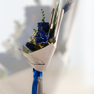 Kék rózsás ballagási csokor - otthon & életmód - virágdekoráció - virágok - virágcsokor - Meska.hu