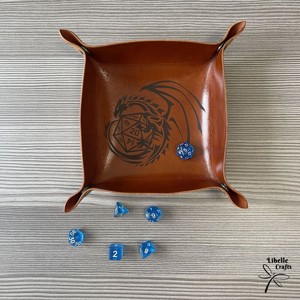 Kocka köré font sárkány motívumos kockadobó tálca - játék & sport - táblajáték és kártyajáték - társasjátékok - dobókocka - Meska.hu