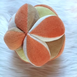 Montessori labda - bézs-sárga, 12 cm, Játék & Sport, 3 éves kor alattiaknak, Babalabda, Varrás, MESKA