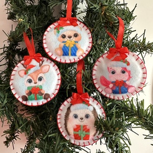 Cuki állatok ajándékkal filc díszek 1., Karácsony, Karácsonyi lakásdekoráció, Karácsonyfadíszek, Varrás, MESKA