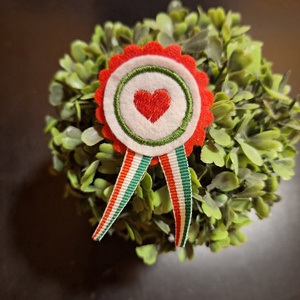 Hímzett kokárda - ékszer - kitűző és bross - kitűző - Meska.hu