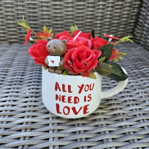 All you need is love szerelmes kismackó kerámiabögre asztaldísz ???, Otthon & Életmód, Dekoráció, Asztal és polc dekoráció, Asztaldísz, , MESKA