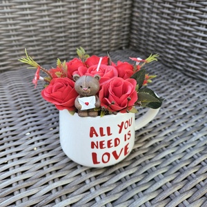 All you need is love szerelmes kismackó kerámiabögre asztaldísz � - otthon & életmód - dekoráció - asztal és polc dekoráció - asztaldísz - Meska.hu