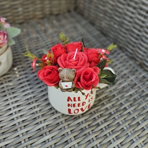 All you need is love szerelmes kismackó kerámiabögre asztaldísz � - otthon & életmód - dekoráció - asztal és polc dekoráció - asztaldísz - Meska.hu