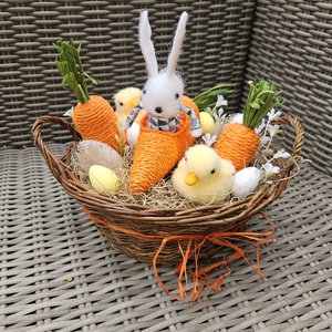 Bolyhos nyuszi répajárgányban kiscsibe társaságában asztaldísz ��� - ünnepi díszek, dekorációk - húsvéti díszek és dekorációk - húsvéti asztaldíszek - Meska.hu