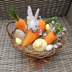 Bolyhos nyuszi répajárgányban kiscsibe társaságában asztaldísz ��� - ünnepi díszek, dekorációk - húsvéti díszek és dekorációk - húsvéti asztaldíszek - Meska.hu