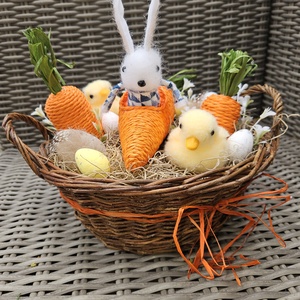 Bolyhos nyuszi répajárgányban kiscsibe társaságában asztaldísz ��� - ünnepi díszek, dekorációk - húsvéti díszek és dekorációk - húsvéti asztaldíszek - Meska.hu