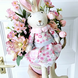 Pici nyuszilány a lábát lógatja  ��� - ünnepi díszek, dekorációk - húsvéti díszek és dekorációk - húsvéti asztaldíszek - Meska.hu