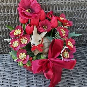 Bájos kisnyuszi piros tulipánok között ��� - ünnepi díszek, dekorációk - húsvéti díszek és dekorációk - húsvéti virágos díszek - Meska.hu