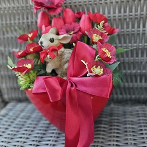 Bájos kisnyuszi piros tulipánok között ��� - ünnepi díszek, dekorációk - húsvéti díszek és dekorációk - húsvéti virágos díszek - Meska.hu