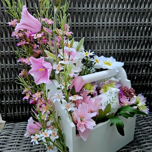 Kismadár virágok közt ládában � - Meska.hu