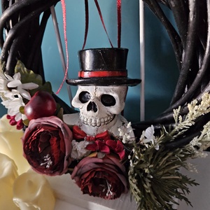 Koponya kalapban fekete, bordó halloweeni kooogtató - otthon & életmód - dekoráció - halloween - halloweeni ajtódíszek és ablakdíszek - Meska.hu