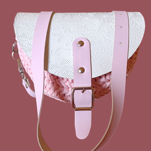 Horgolt babarózsaszín crossbody táska csipkés bőr fedlappal - táska & tok - kézitáska & válltáska - alkalmi táska - Meska.hu
