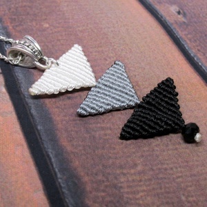 Tripla háromszög ombre nyaklánc - fehér-fekete -  - Meska.hu