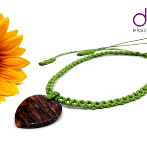Fűzöld makramé nyaklánc, szív alakú jáspis kővel - ékszer - nyaklánc - medálos nyaklánc - Meska.hu