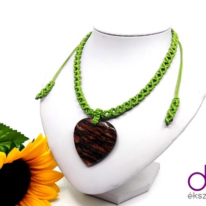 Fűzöld makramé nyaklánc, szív alakú jáspis kővel - ékszer - nyaklánc - medálos nyaklánc - Meska.hu
