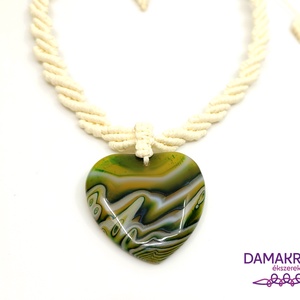 Krémszínű nyaklánc szív alakú, zöldes achát medállal - ékszer - nyaklánc - medálos nyaklánc - Meska.hu