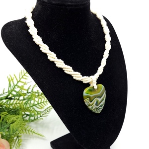 Krémszínű nyaklánc szív alakú, zöldes achát medállal - ékszer - nyaklánc - medálos nyaklánc - Meska.hu