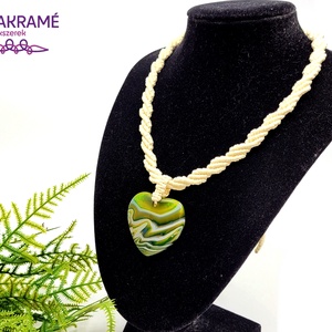 Krémszínű nyaklánc szív alakú, zöldes achát medállal - ékszer - nyaklánc - medálos nyaklánc - Meska.hu