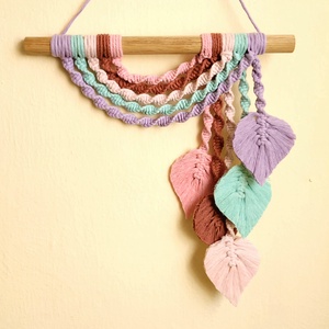 Makramé levélkés falidísz - Pasztell színek, Otthon & Életmód, Dekoráció, Fali és függő dekoráció, Falra akasztható dekor, Csomózás, 100%-ban újrahasznosított pamut fonalból, makramé technikával készített egyedi falidísz tölgy farúd..., MESKA