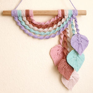 Makramé levélkés falidísz - Pasztell színek - otthon & életmód - dekoráció - fali és függő dekoráció - falra akasztható dekor - Meska.hu