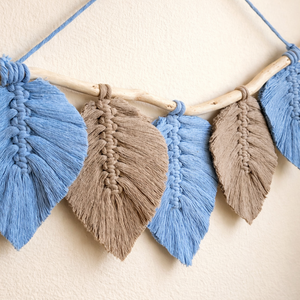 Babakék és Homok levelek faágon - makramé falidísz - otthon & életmód - dekoráció - fali és függő dekoráció - falra akasztható dekor - Meska.hu