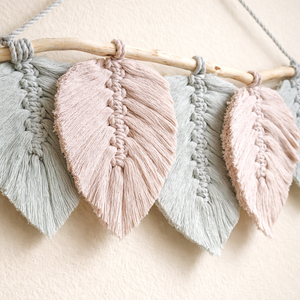 Milky Green és Nude levelek faágon - makramé falidísz - otthon & életmód - dekoráció - fali és függő dekoráció - falra akasztható dekor - Meska.hu