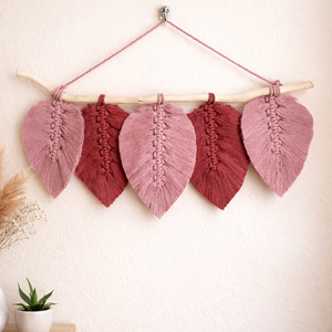 Vadrózsa és rózsaszín levelek faágon - makramé falidísz, Otthon & Életmód, Dekoráció, Fali és függő dekoráció, Falra akasztható dekor, Csomózás, MESKA