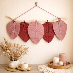 Vadrózsa és rózsaszín levelek faágon - makramé falidísz - otthon & életmód - dekoráció - fali és függő dekoráció - falra akasztható dekor - Meska.hu